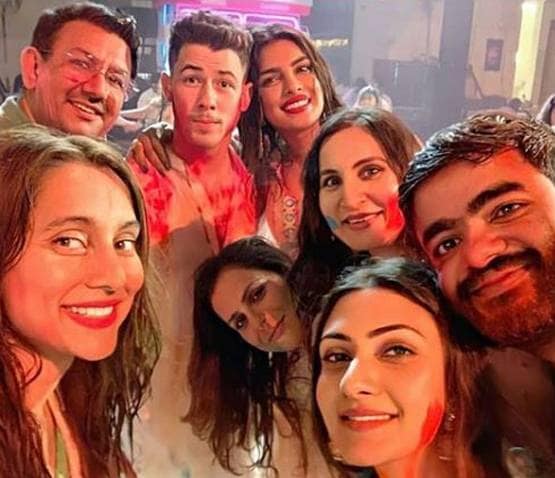 ईशा अंबानी की होली पार्टी में प्रियंका-निक की मस्ती, Inside Photos वायरल