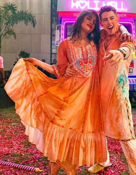 ईशा अंबानी की होली पार्टी में प्रियंका-निक की मस्ती, Inside Photos वायरल