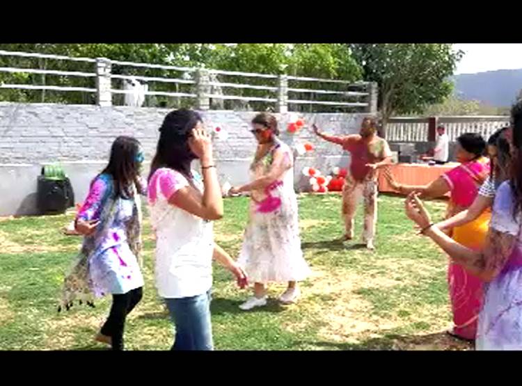 इटली में टूटा है कोरोना का कहर, पुष्कर की होली में इटालियन भी शाम‍िल