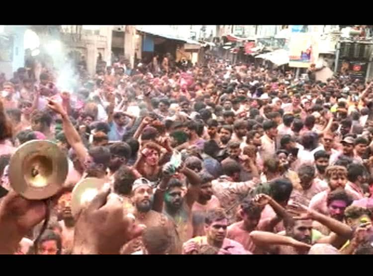 इटली में टूटा है कोरोना का कहर, पुष्कर की होली में इटालियन भी शाम‍िल