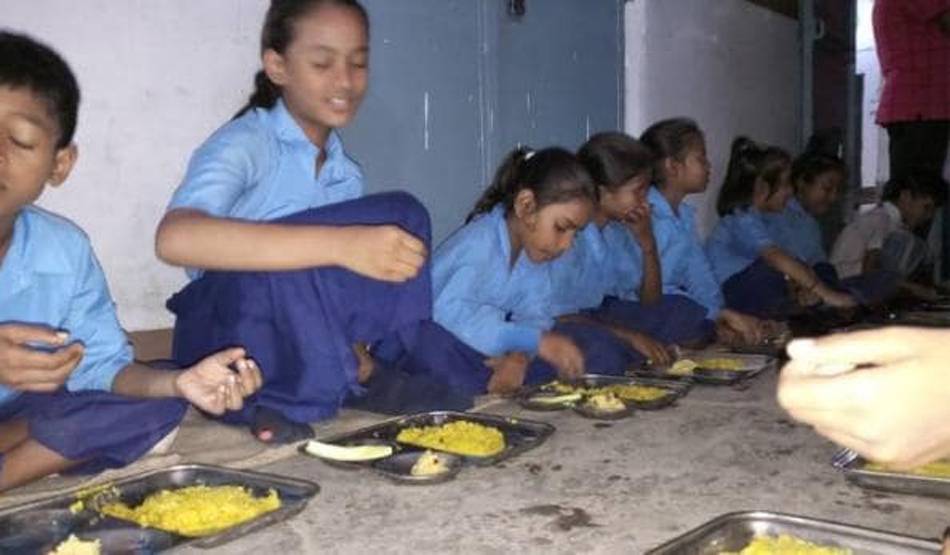 कोरोना: बच्चों को नहीं मिल रहा खाना, भूख और डर के साये में जिंदगी