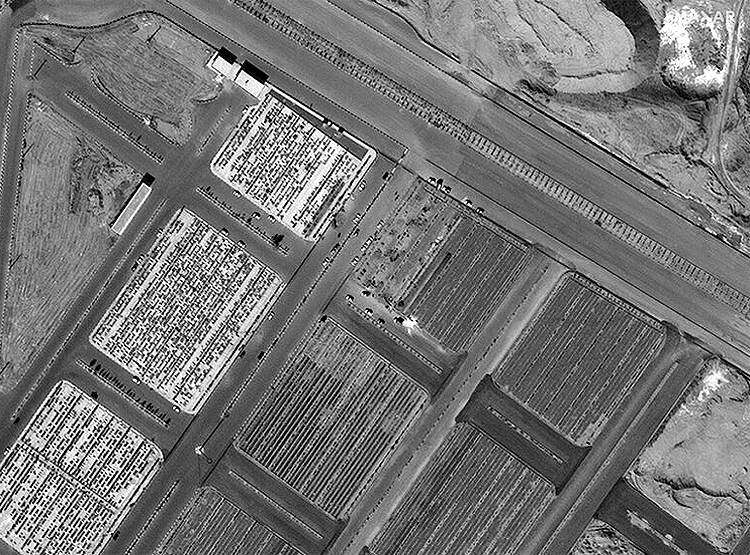 कोरोना से तबाही: ईरान में खोदी जा रहीं सैकड़ों कब्रें, शवों पर डाल रहे चूना