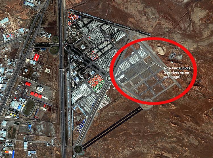 कोरोना से तबाही: ईरान में खोदी जा रहीं सैकड़ों कब्रें, शवों पर डाल रहे चूना