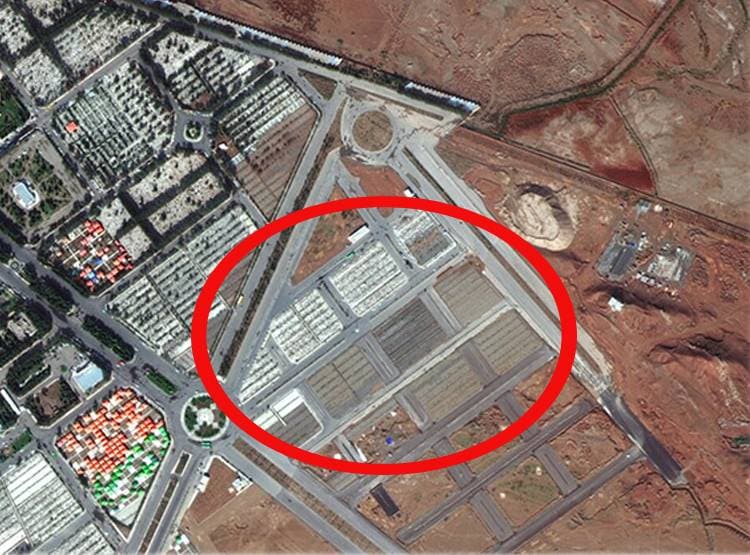 कोरोना से तबाही: ईरान में खोदी जा रहीं सैकड़ों कब्रें, शवों पर डाल रहे चूना