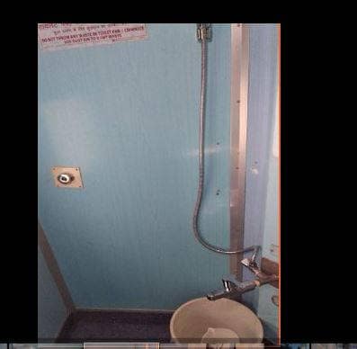 कोरोना: रेलवे का नायाब आइडिया, बोगियों में बन रहे आइसोलेशन वार्ड