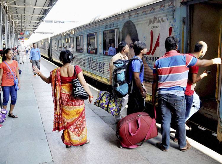 कोरोना वायरस ने रोकी ट्रेनों की रफ्तार, हमसफर-दुरंतो भी रद्द