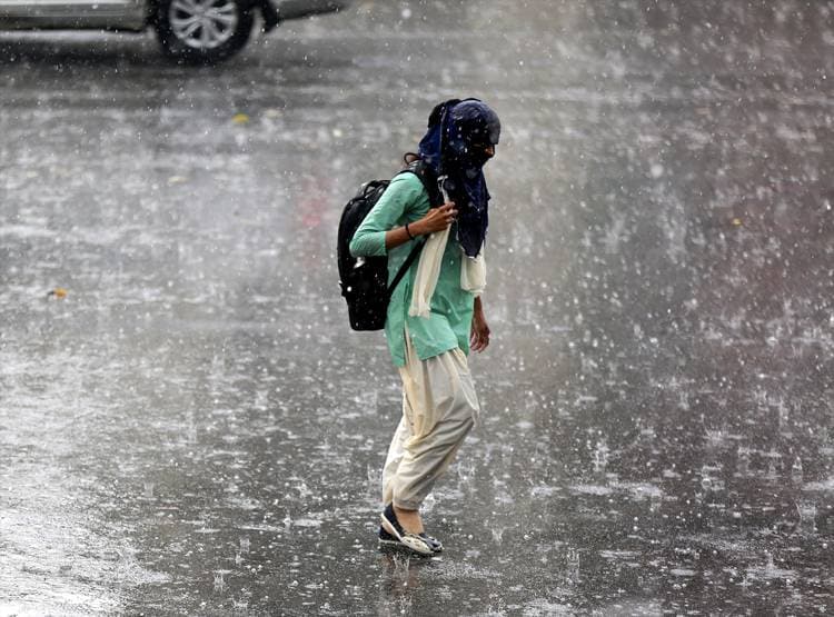 क्या उत्तर भारत में हुई बारिश बढ़ाएगी कोरोना का खतरा?