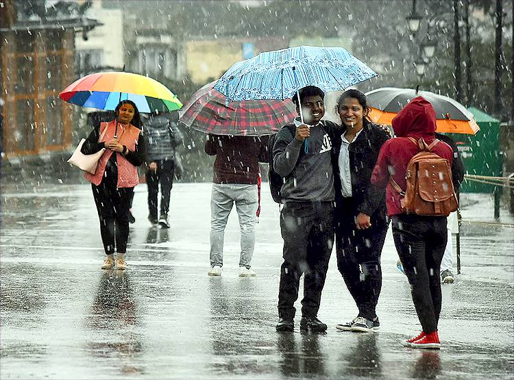 क्या उत्तर भारत में हुई बारिश बढ़ाएगी कोरोना का खतरा?