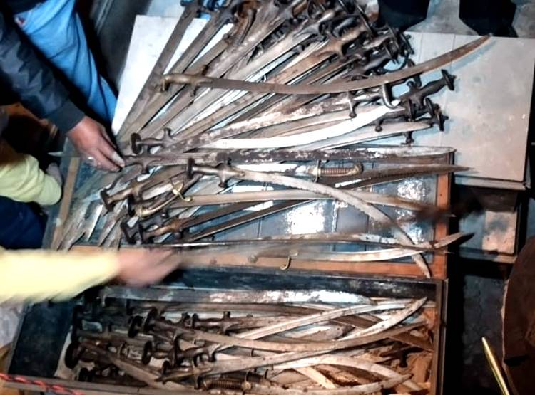 नवाब की आर्मरी से न‍िकले एंटीक हथियार, सेना ने द‍िखाई दिलचस्पी