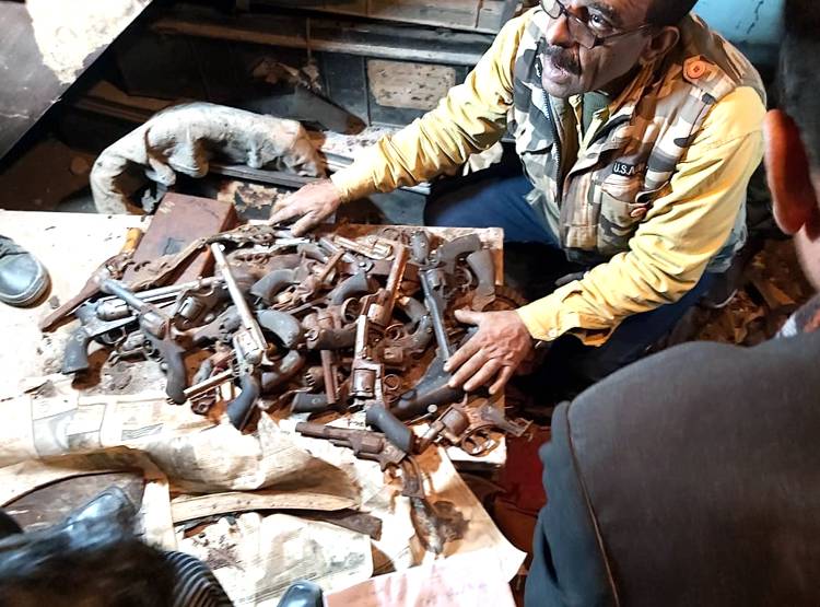 नवाब की आर्मरी से न‍िकले एंटीक हथियार, सेना ने द‍िखाई दिलचस्पी