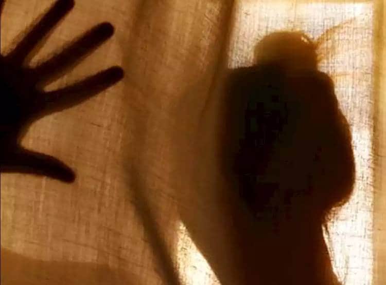 मां ने अपने बॉयफ्रेंड से करा दी शादी, तंग आकर बेटी ने की खुदकुशी