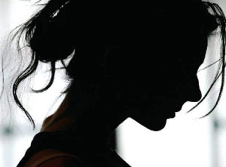 मां ने अपने बॉयफ्रेंड से करा दी शादी, तंग आकर बेटी ने की खुदकुशी