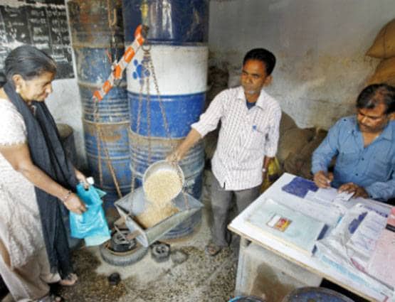 कोरोना संकट के बीच मोदी सरकार ने बदला ये नियम, 75 करोड़ लोगों पर असर