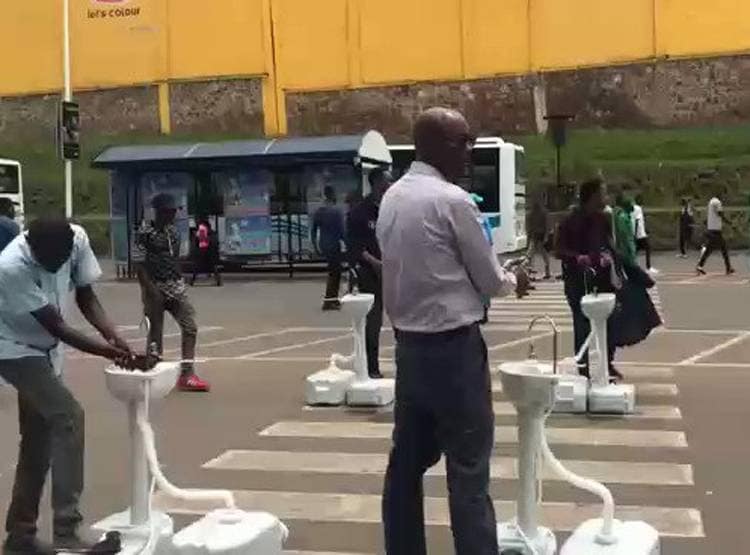 कोरोना का डर, इस देश ने कोने-कोने में लगवा दिए वॉश बेसिन