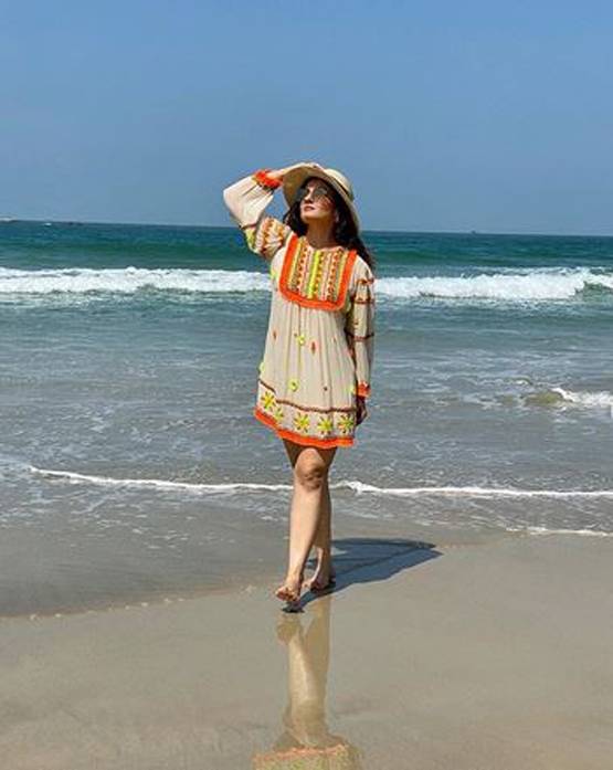 समंदर किनारे रवीना टंडन का कूल अंदाज, हॉलिडे पर किया ये नेक काम