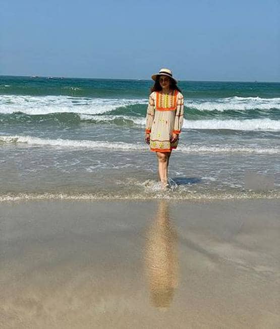 समंदर किनारे रवीना टंडन का कूल अंदाज, हॉलिडे पर किया ये नेक काम