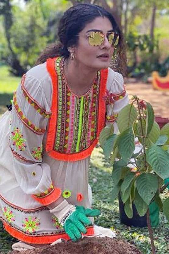 समंदर किनारे रवीना टंडन का कूल अंदाज, हॉलिडे पर किया ये नेक काम