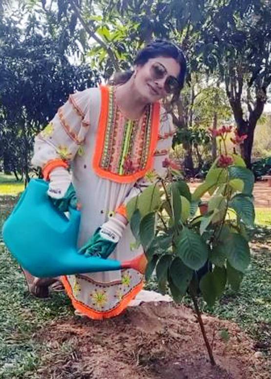 समंदर किनारे रवीना टंडन का कूल अंदाज, हॉलिडे पर किया ये नेक काम