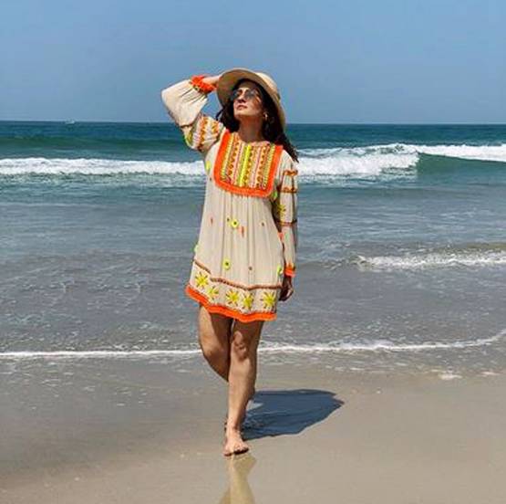 समंदर किनारे रवीना टंडन का कूल अंदाज, हॉलिडे पर किया ये नेक काम