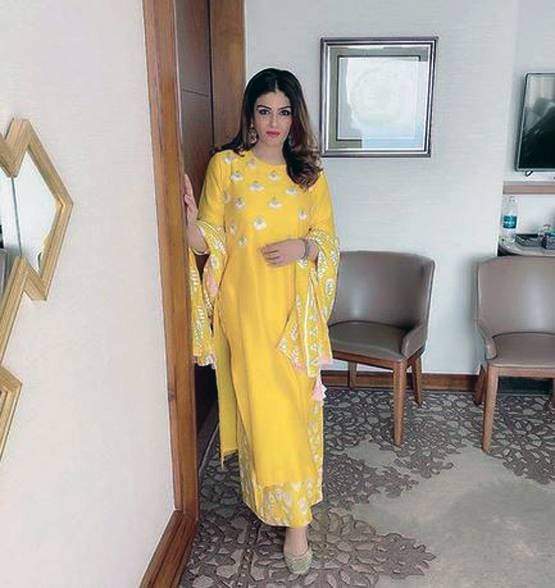 समंदर किनारे रवीना टंडन का कूल अंदाज, हॉलिडे पर किया ये नेक काम