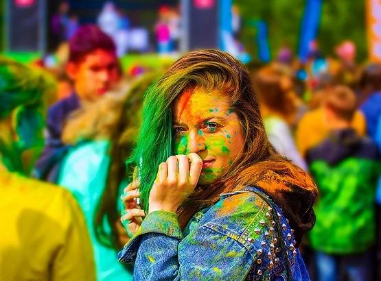 होली के जश्न से पहले जानें आपकी राशि के लिए कौन सा रंग है लकी