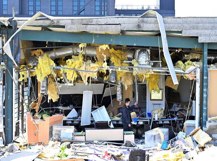 अमेरिका में तूफान, धरती पर आ गिरा विमान, 25 लोगों की मौत