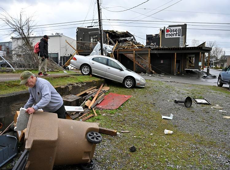 अमेरिका में तूफान, धरती पर आ गिरा विमान, 25 लोगों की मौत