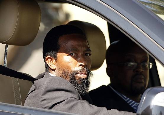 हाथ में कुल्हाड़ी लिए अपने बेटे को मारने दौड़े दक्षिण अफ्रीका के राजा