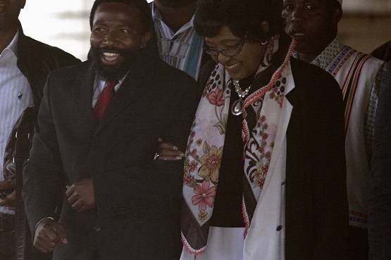 हाथ में कुल्हाड़ी लिए अपने बेटे को मारने दौड़े दक्षिण अफ्रीका के राजा