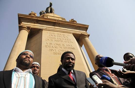 हाथ में कुल्हाड़ी लिए अपने बेटे को मारने दौड़े दक्षिण अफ्रीका के राजा