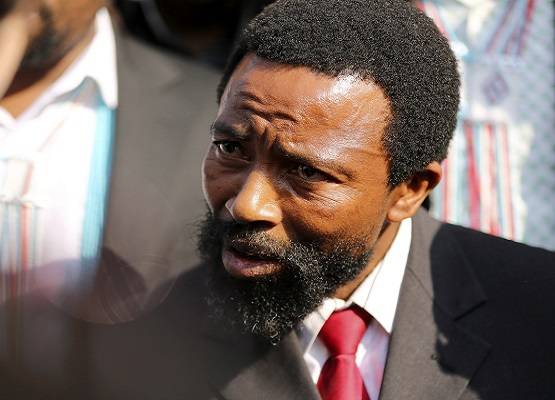 हाथ में कुल्हाड़ी लिए अपने बेटे को मारने दौड़े दक्षिण अफ्रीका के राजा