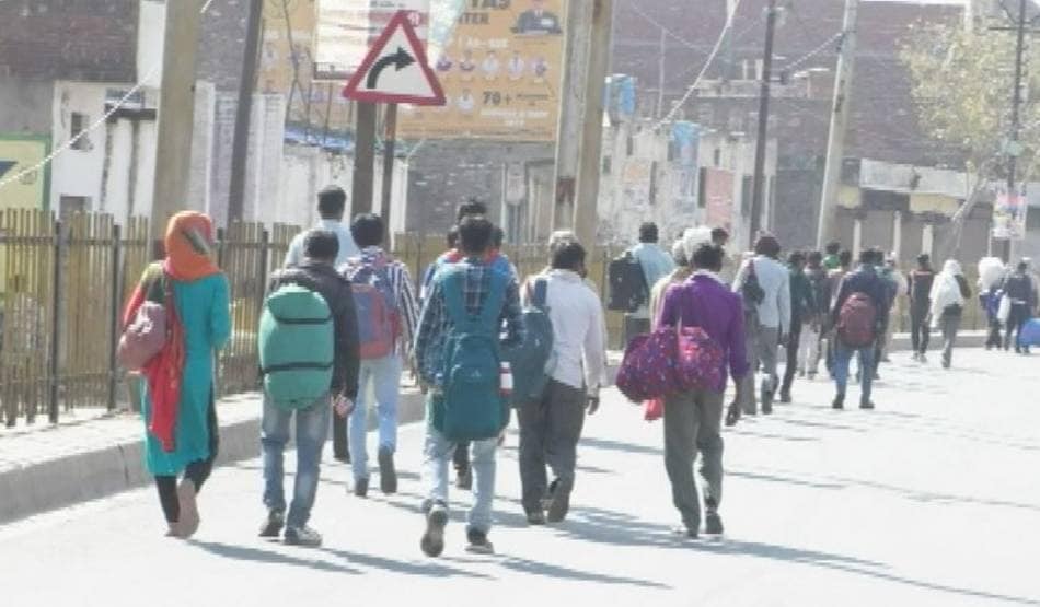 लॉकडाउन में पैदल ही 500 km के सफर पर निकल पड़ा ये दिव्यांग