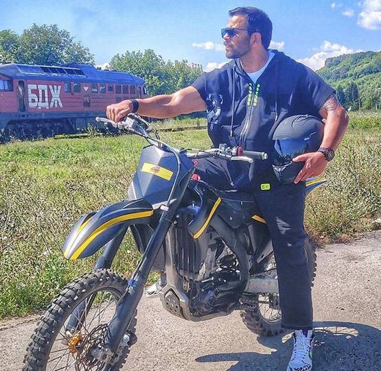 कभी 35 रुपये सैलरी पर किया है काम, आज एक फिल्म में डायरेक्शन के लेते हैं 15 करोड़