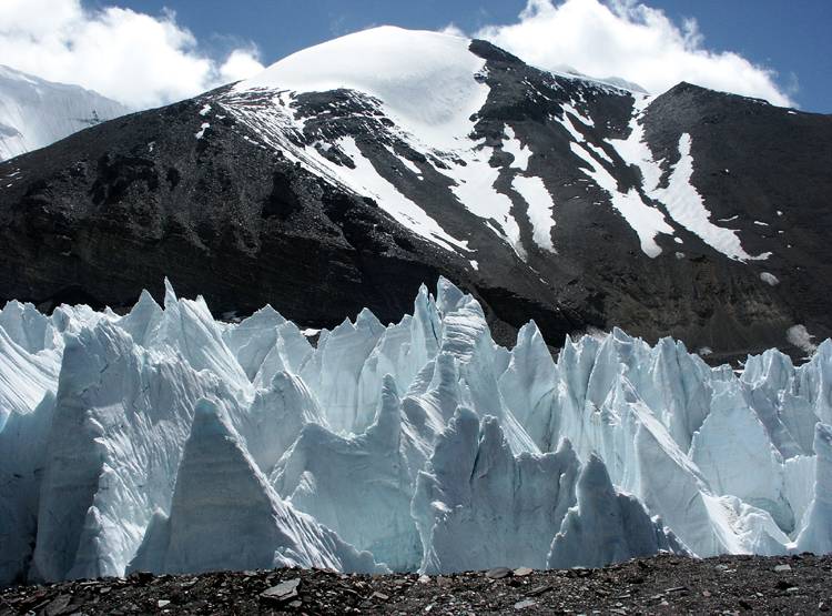 कोरोना का खतरा, चीन ने बंद किया माउंट एवरेस्ट पर चढ़ाई का रास्ता
