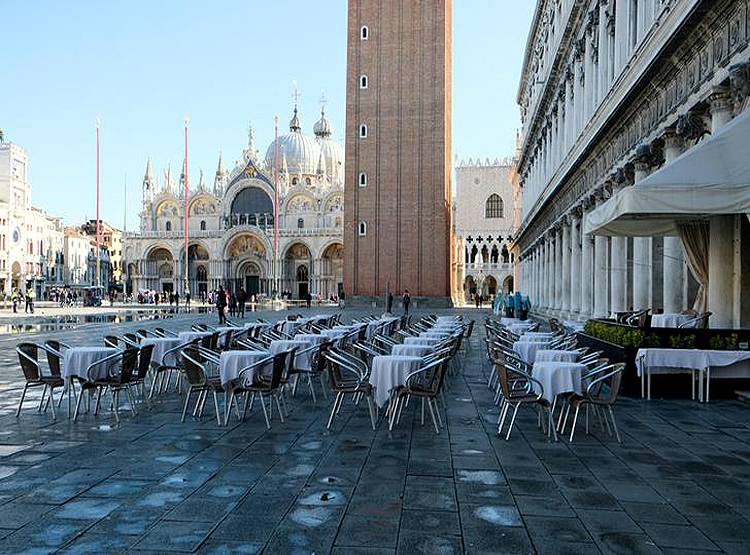 लापरवाही से कोरोना फैलाया तो इस देश में चलेगा हत्या का केस