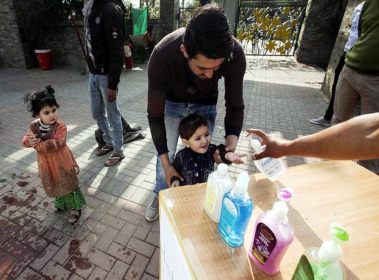 इमरान का डरः कोरोना पर शहर बंद किया तो लोग भुखमरी के हो जाएंगे शिकार