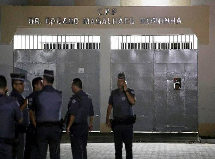 कोरोना का डरः इस देश की 4 जेलों को तोड़कर भाग गए 834 कैदी