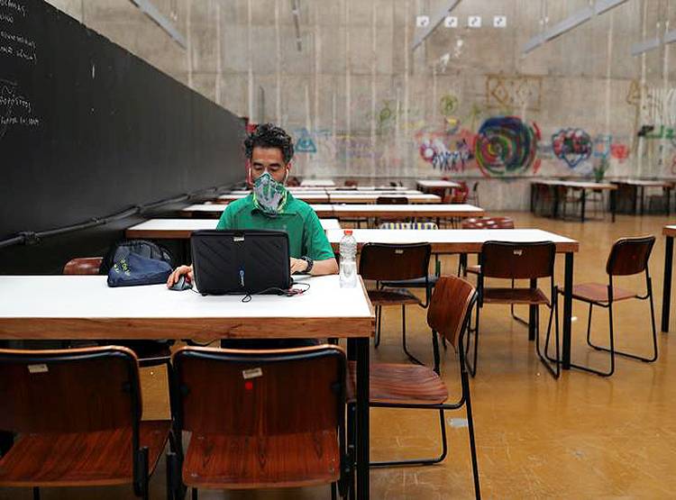 कोरोना सुन ले...अकेले हैं तो क्या गम है, देखिए दुनिया की पॉजिटिव तस्वीरें