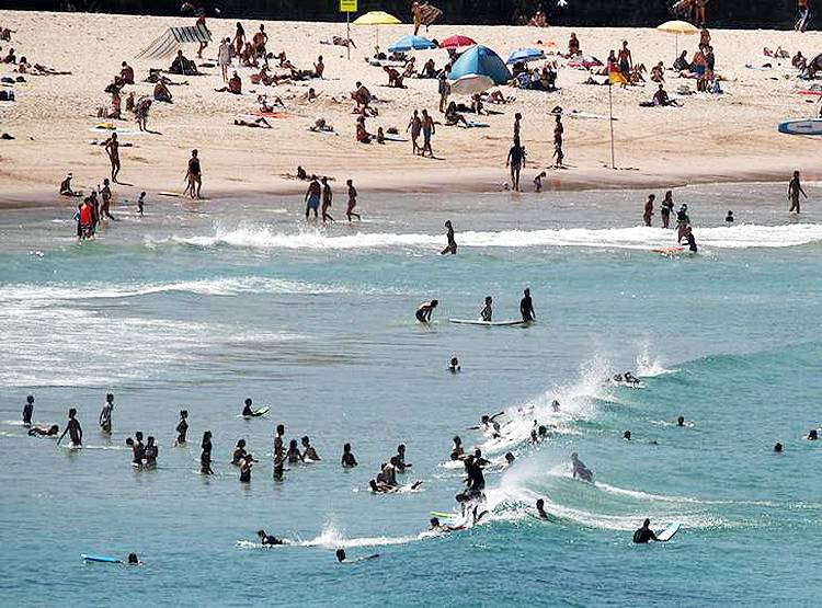 यहां लोगों में कोरोना का डर नहीं, नियम तोड़ समंदर किनारे मस्ती