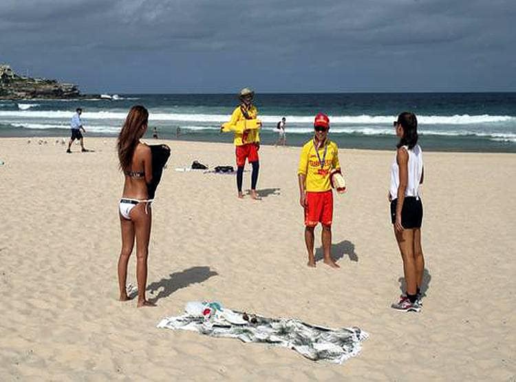 यहां लोगों में कोरोना का डर नहीं, नियम तोड़ समंदर किनारे मस्ती