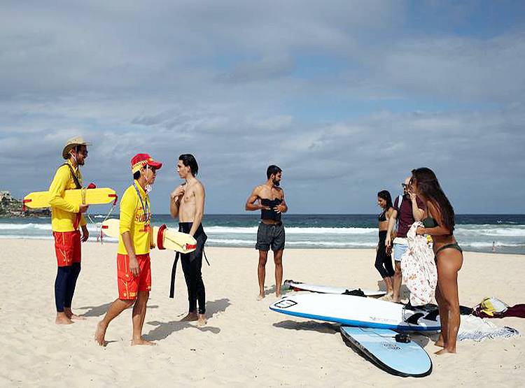 यहां लोगों में कोरोना का डर नहीं, नियम तोड़ समंदर किनारे मस्ती