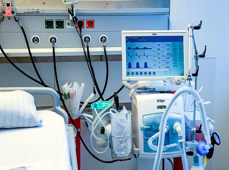 कोरोनाः लंदन में 3 दिन में कम पड़ जाएंगे ICU के बेड, कैसे होगा इलाज?
