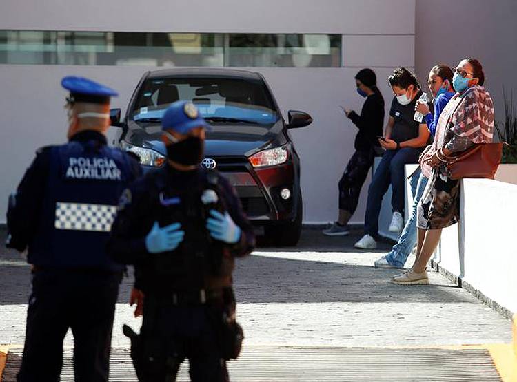 लॉकडाउनः मालिक को खाने थे चिप्स, कुत्ते ने किया कुछ ऐसा कि बना स्टार