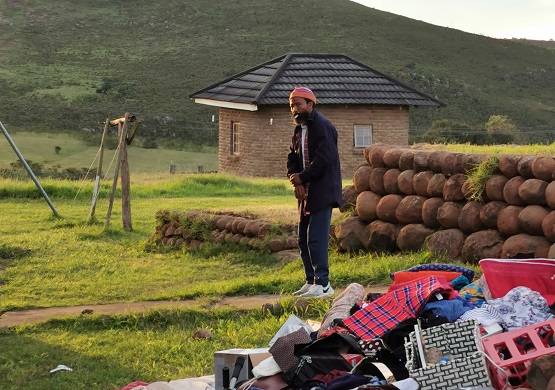 हाथ में कुल्हाड़ी लिए अपने बेटे को मारने दौड़े दक्षिण अफ्रीका के राजा