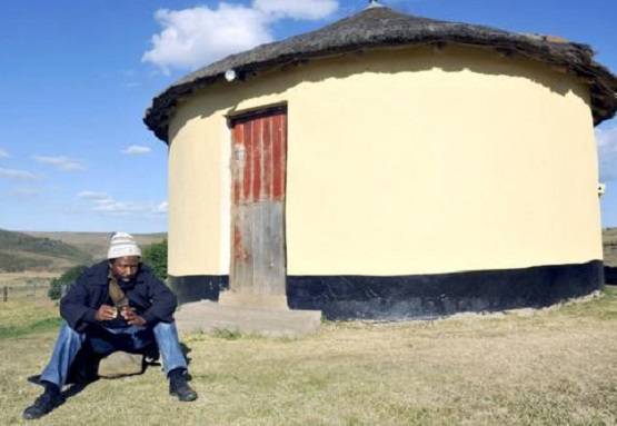 हाथ में कुल्हाड़ी लिए अपने बेटे को मारने दौड़े दक्षिण अफ्रीका के राजा