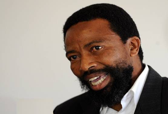 हाथ में कुल्हाड़ी लिए अपने बेटे को मारने दौड़े दक्षिण अफ्रीका के राजा