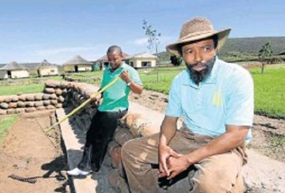 हाथ में कुल्हाड़ी लिए अपने बेटे को मारने दौड़े दक्षिण अफ्रीका के राजा