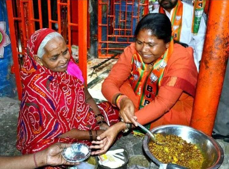 चक्की चलाती नजर आईं मोदी सरकार की मंत्री, साध्वी का वीडियो वायरल