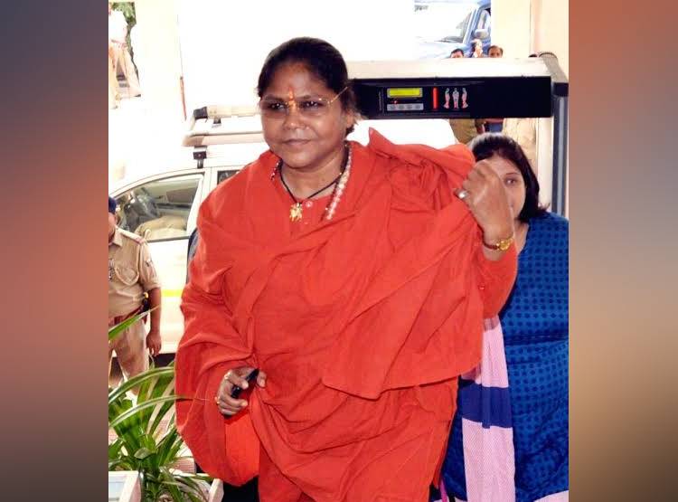 चक्की चलाती नजर आईं मोदी सरकार की मंत्री, साध्वी का वीडियो वायरल