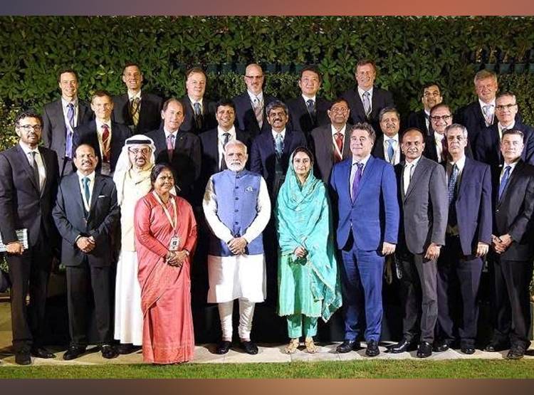 चक्की चलाती नजर आईं मोदी सरकार की मंत्री, साध्वी का वीडियो वायरल